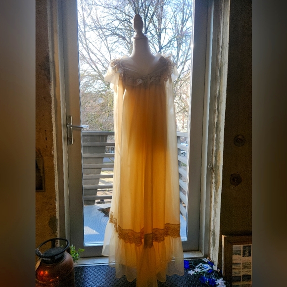 Vintage Night Gown with Matching Robe EUC Small - Picture 1 of 8